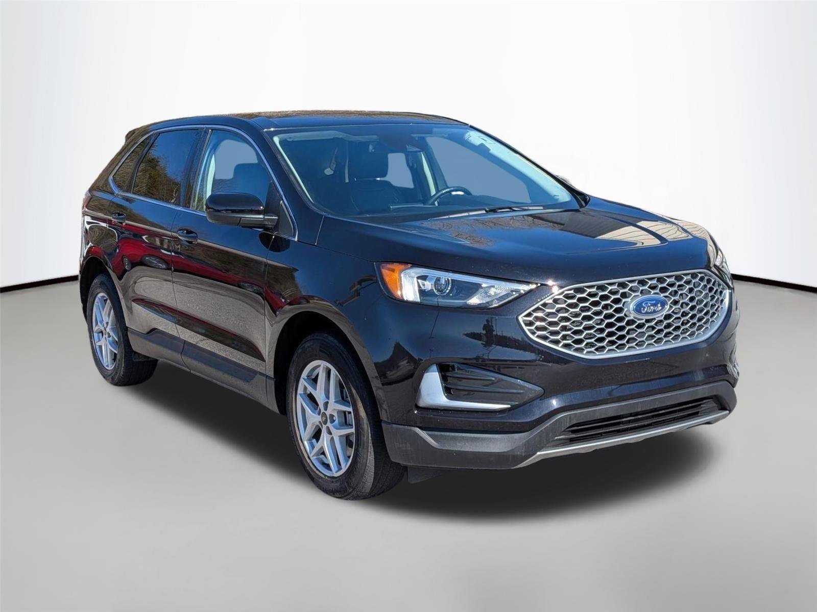 Used 2023 Agate Black Metallic Ford SEL image 3