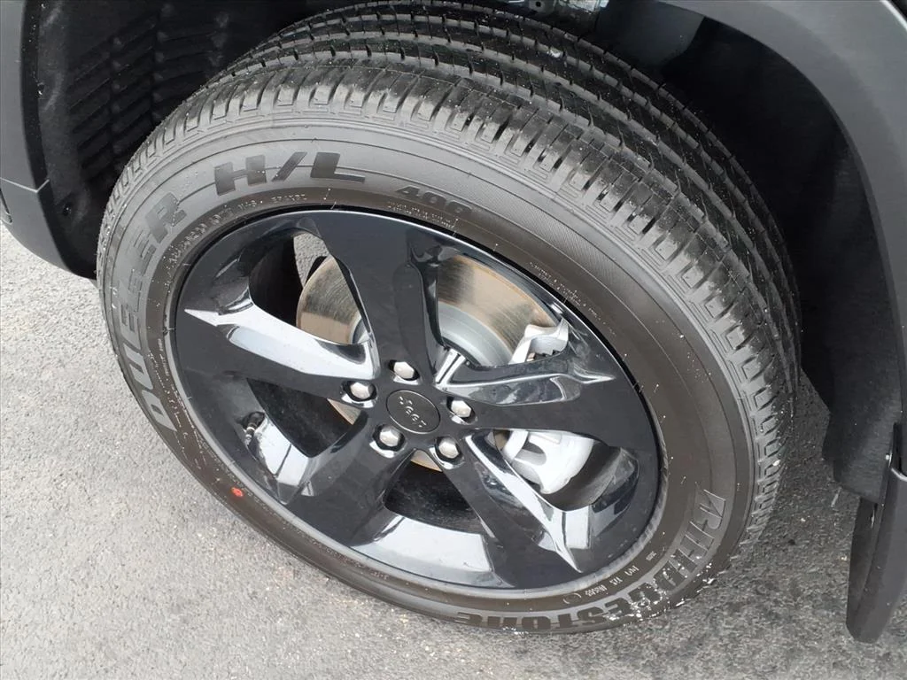 New 2025 Diamond Black Crystal Pearl-Coat Exterior Paint Jeep Altitude X image 15