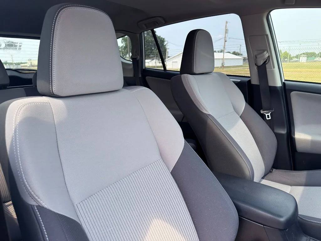 Used 2014 White Toyota XLE image 36