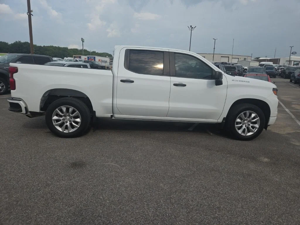Used 2022 White Chevrolet Custom image 10