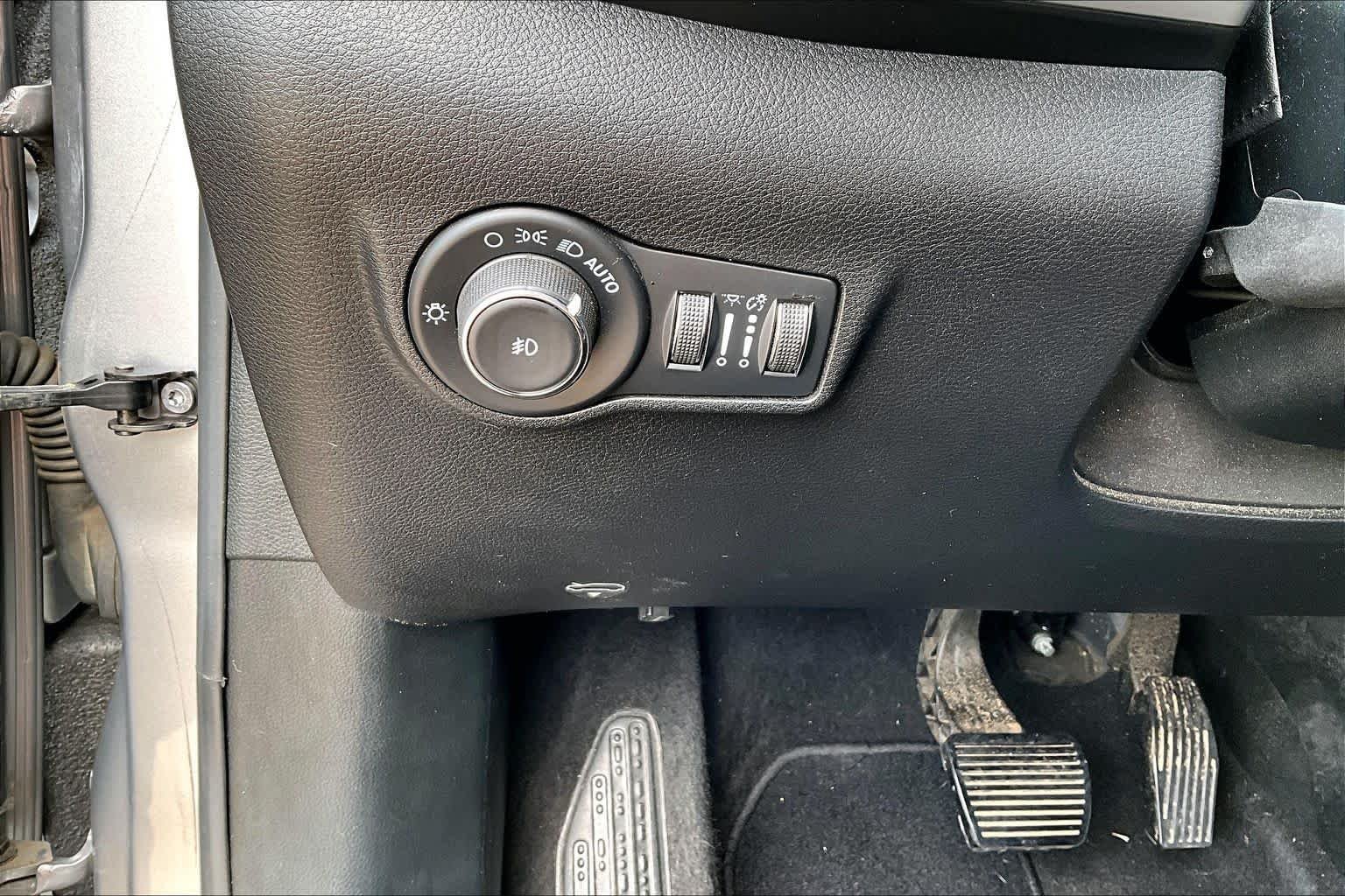 Used 2022 Billet Silver Metallic Clearcoat Jeep Latitude image 34