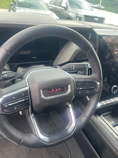 Used 2025 Onyx Black GMC Elevation image 5