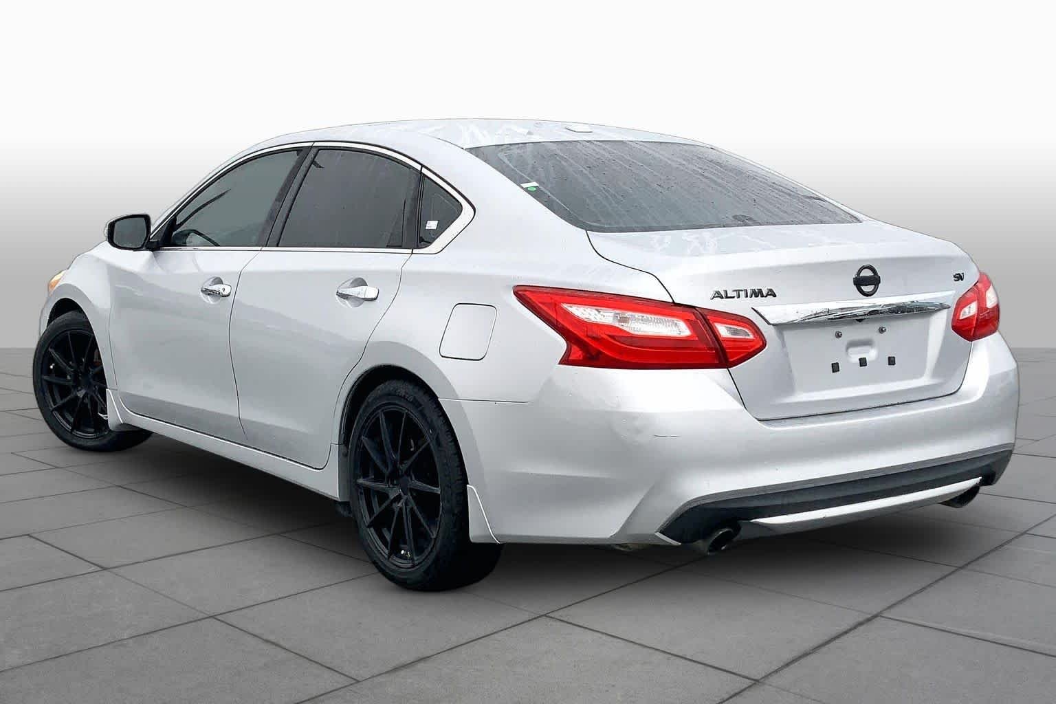 Used 2016 Brilliant Silver Nissan 2.5 SV image 12