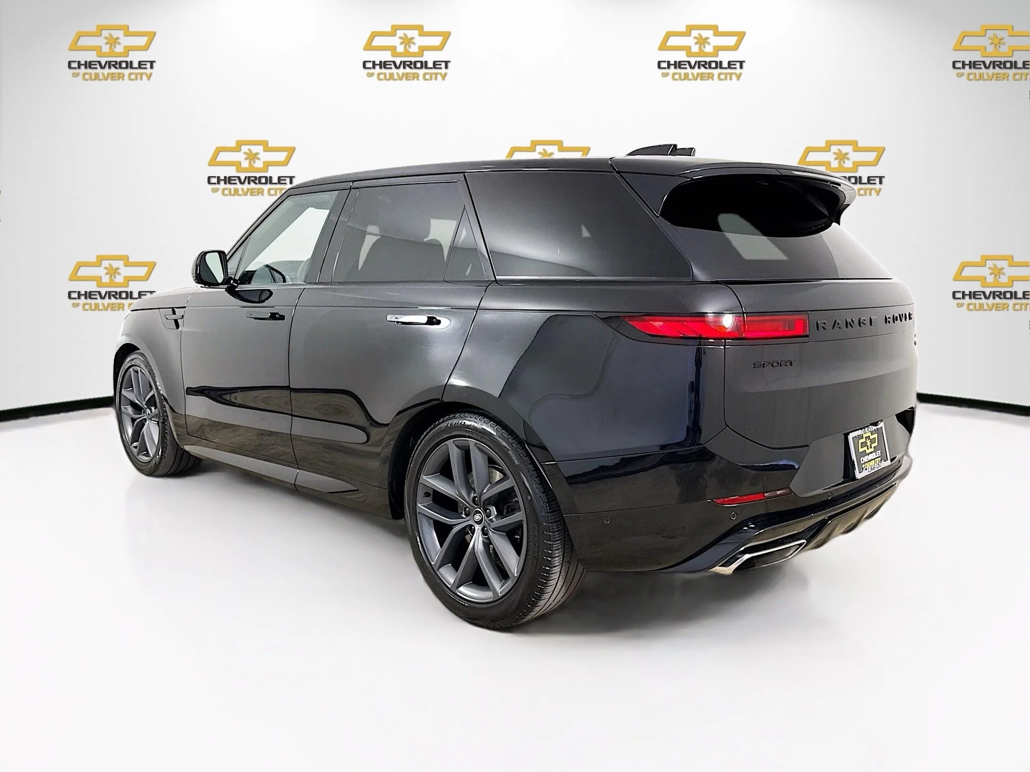 Used 2023  Land Rover SE Dynamic image 6