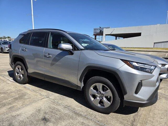 Used 2025 Silver Sky Metallic Toyota XLE image 3