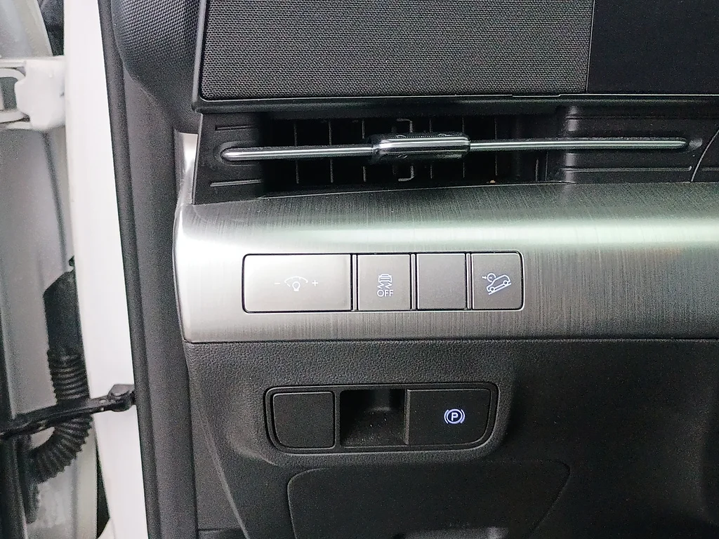 Used 2025 Atlas White Hyundai SEL image 18