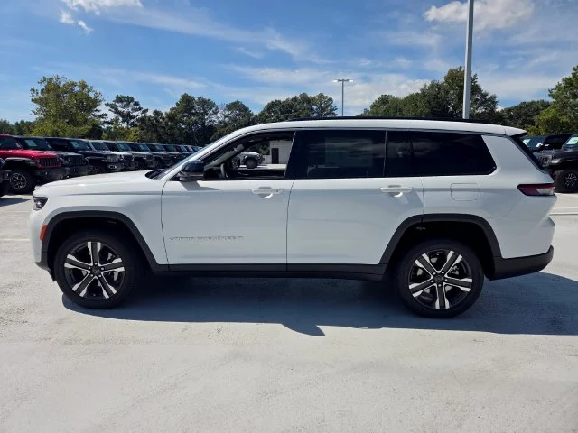 New 2027 Bright White Clear-Coat Paint Jeep Limited image 4