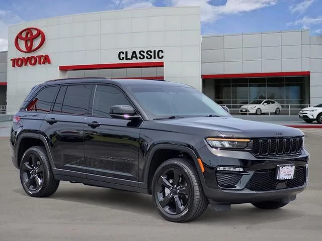Used 2024 Diamond Black Crystal Pearlcoat Jeep Limited image 1
