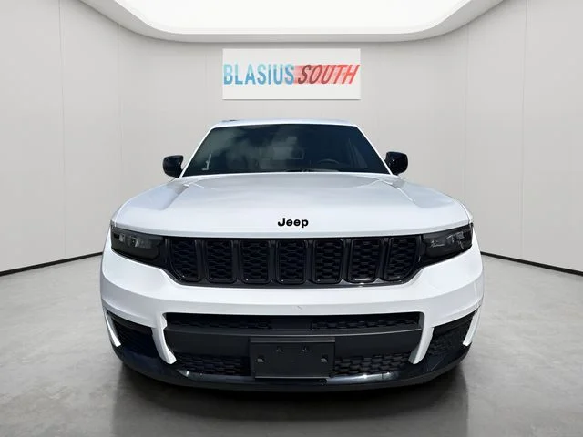Used 2023 White Jeep Altitude image 8