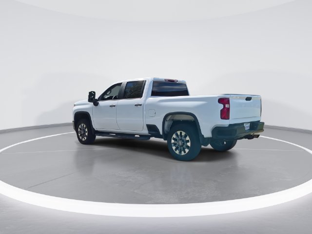Used 2023 White Chevrolet Custom image 6