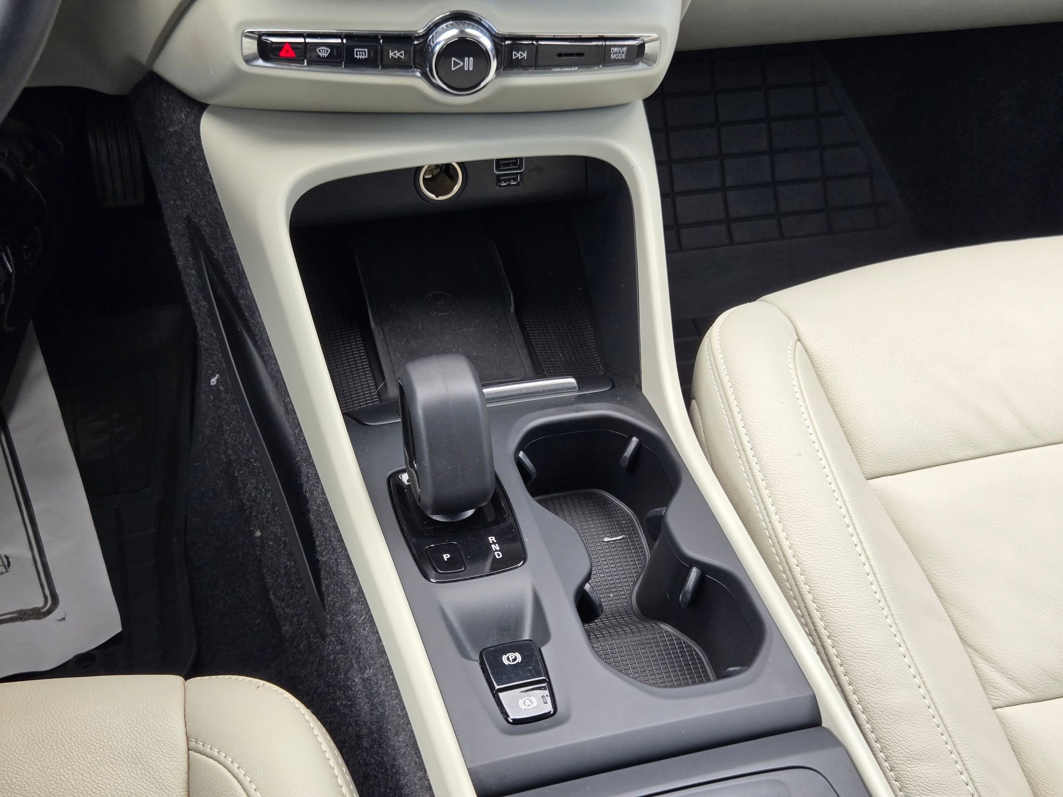 Used 2022 Denim Blue Metallic Volvo Momentum image 32