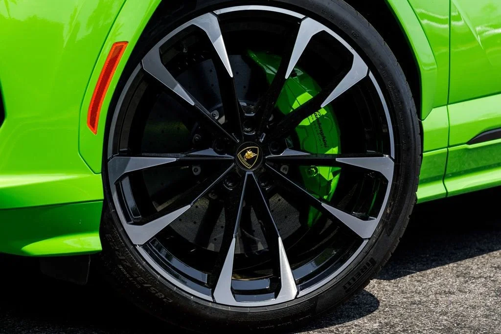 Used 2025 Green Lamborghini SE image 25