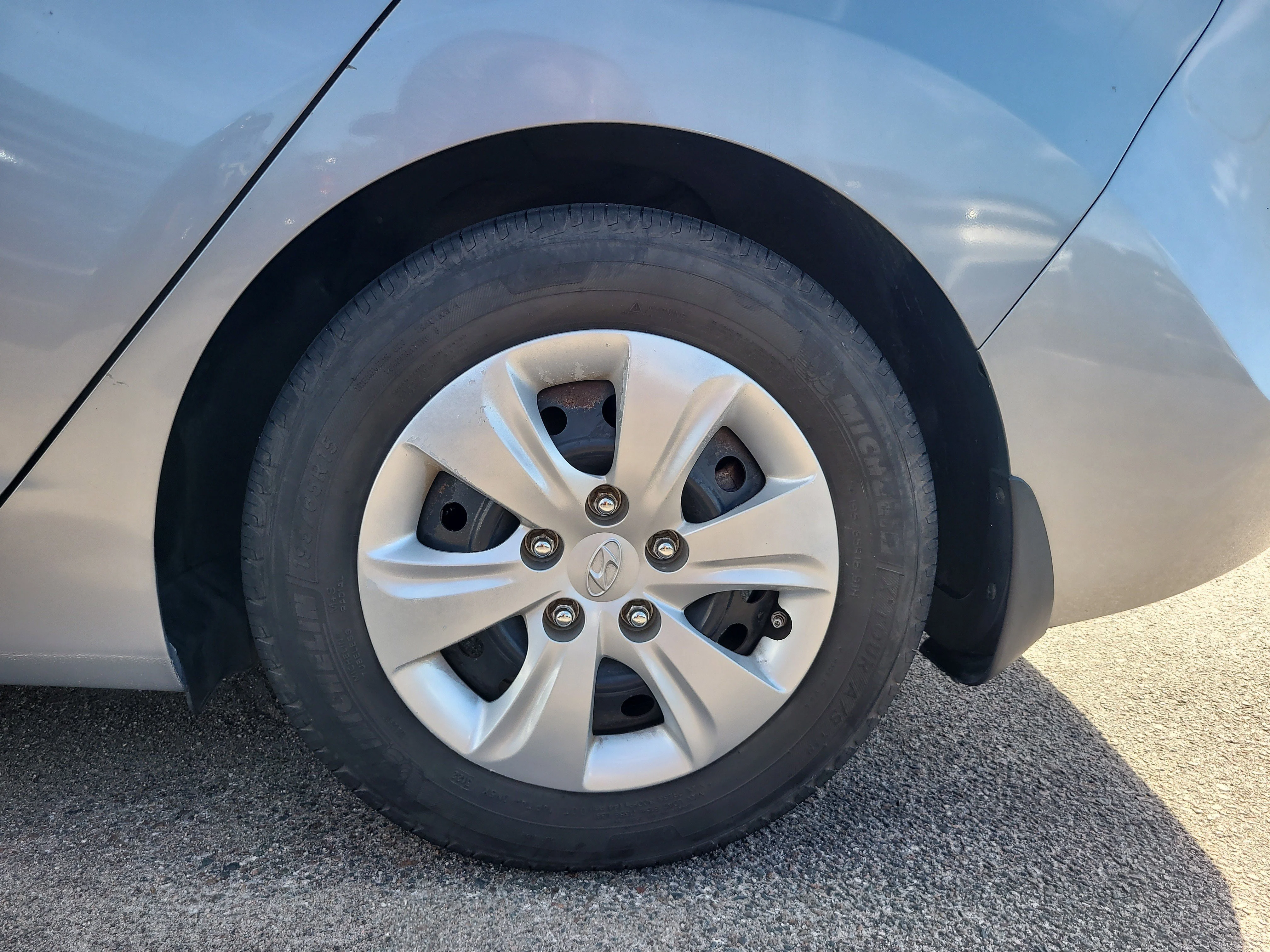 Used 2016 Shale Gray Metallic Hyundai SE image 8