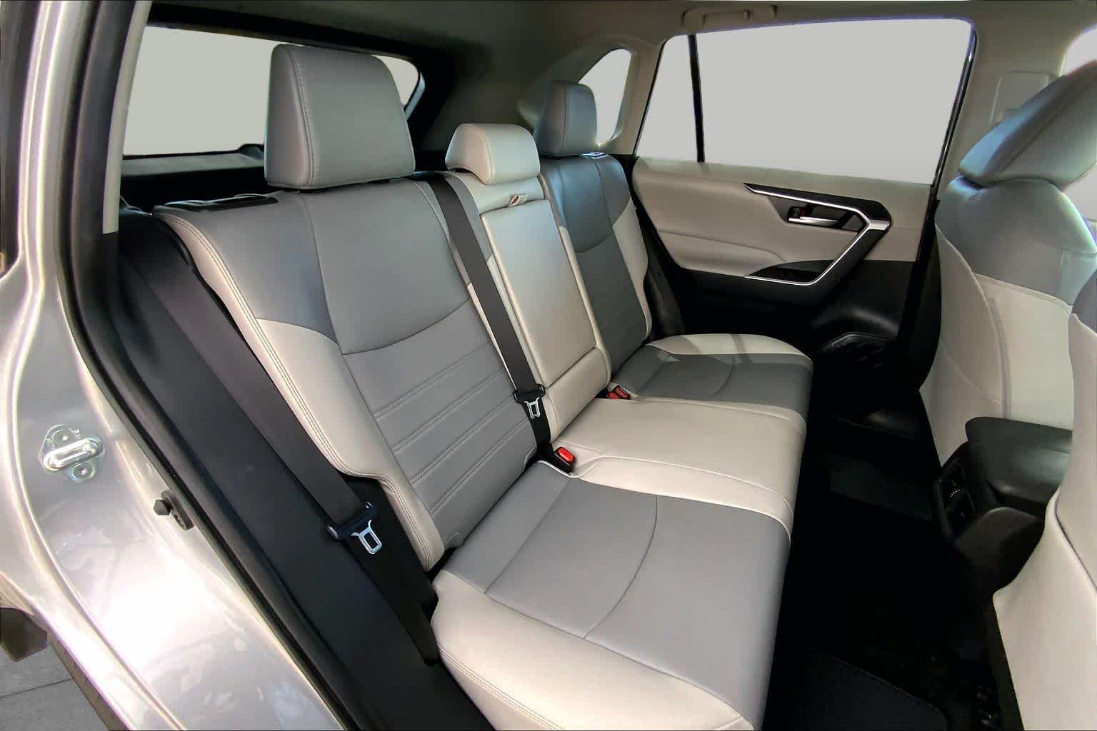 Used 2024 Silver Sky Metallic Toyota XLE Premium image 20