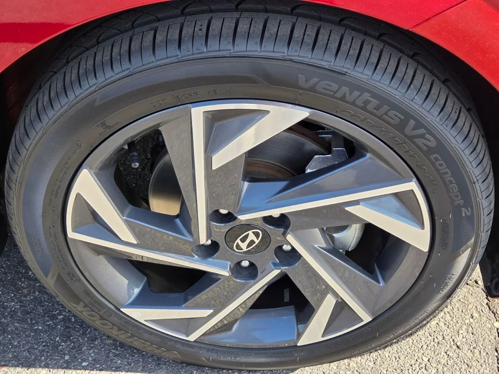 Used 2025 Red Hyundai SEL Convenience image 9
