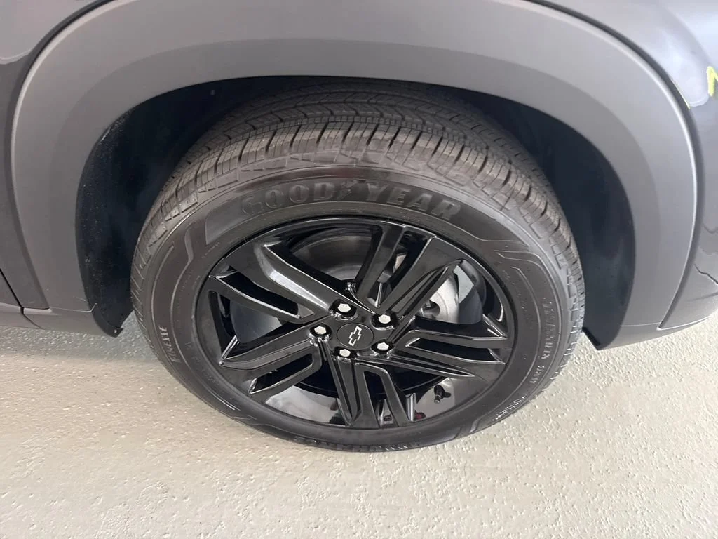 New 2026 Mosaic Black Metallic Chevrolet ACTIV image 4