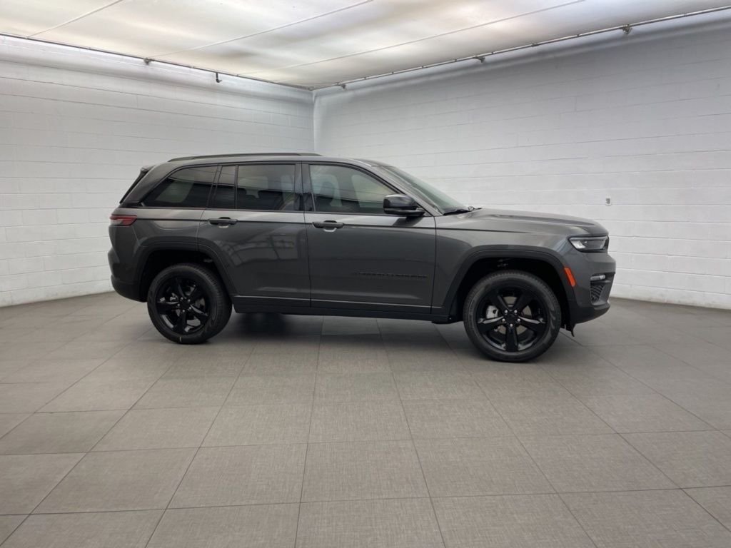 New 2025 Baltic Gray Metallic Clear-Coat Exterior Paint Jeep Limited image 2
