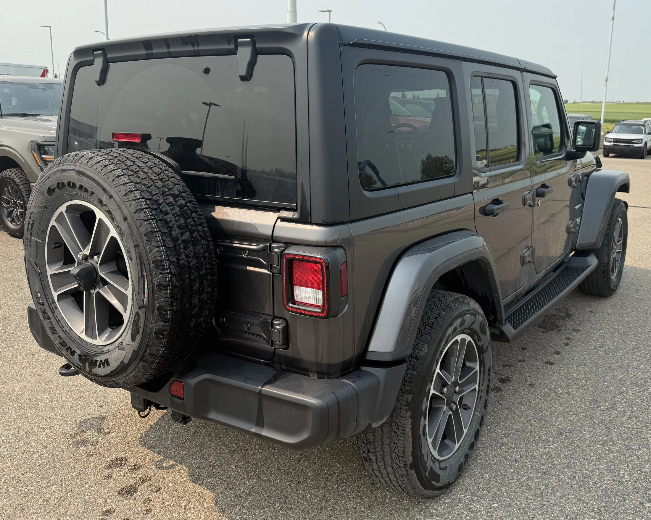 Used 2023 Granite Crystal Metallic Jeep SAHARA **New Arrival** image 5
