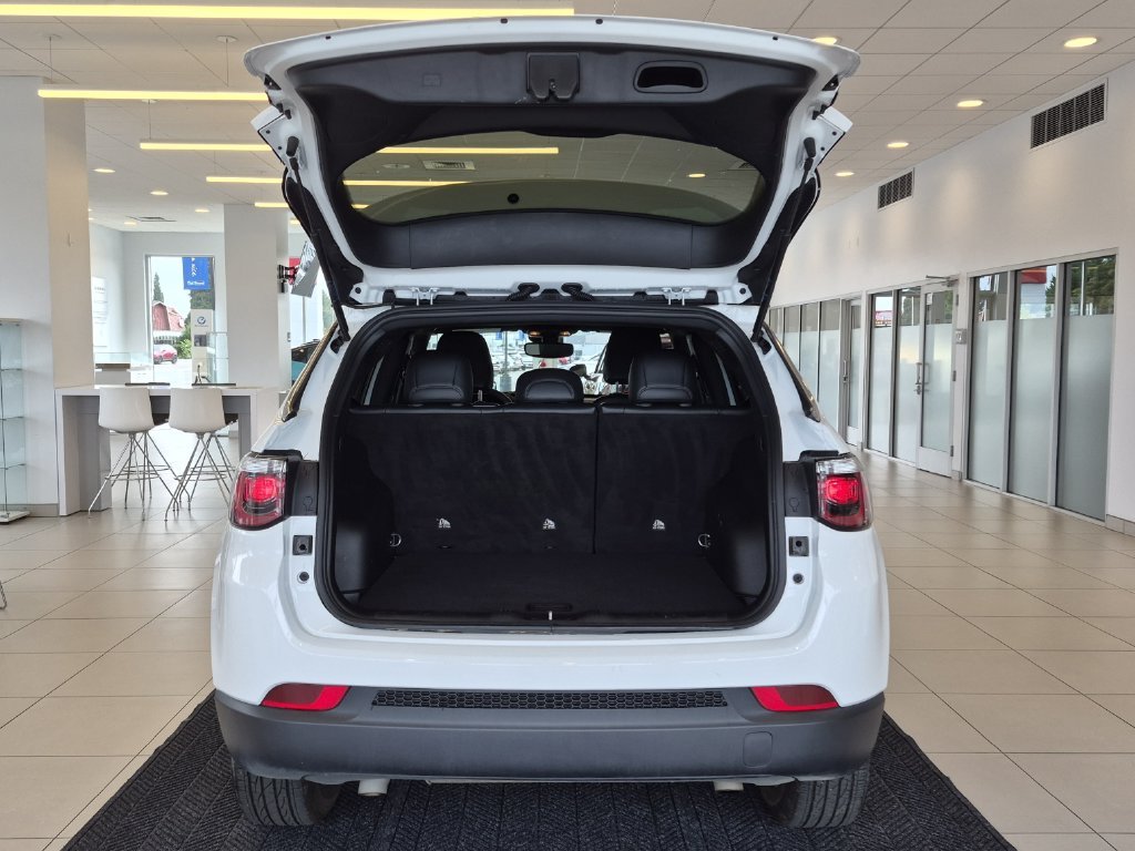 Used 2025 White Jeep Latitude image 9