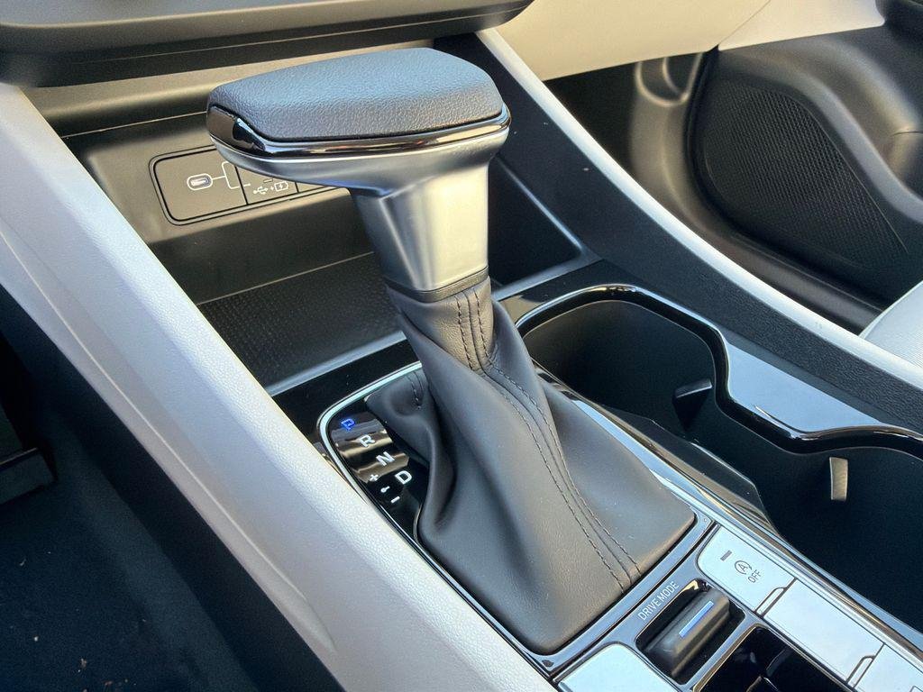 New 2026 Black Hyundai SE FWD image 30
