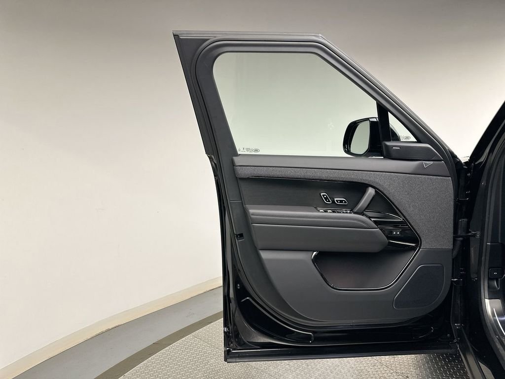 New 2026 Santorini Black Land Rover SE image 9