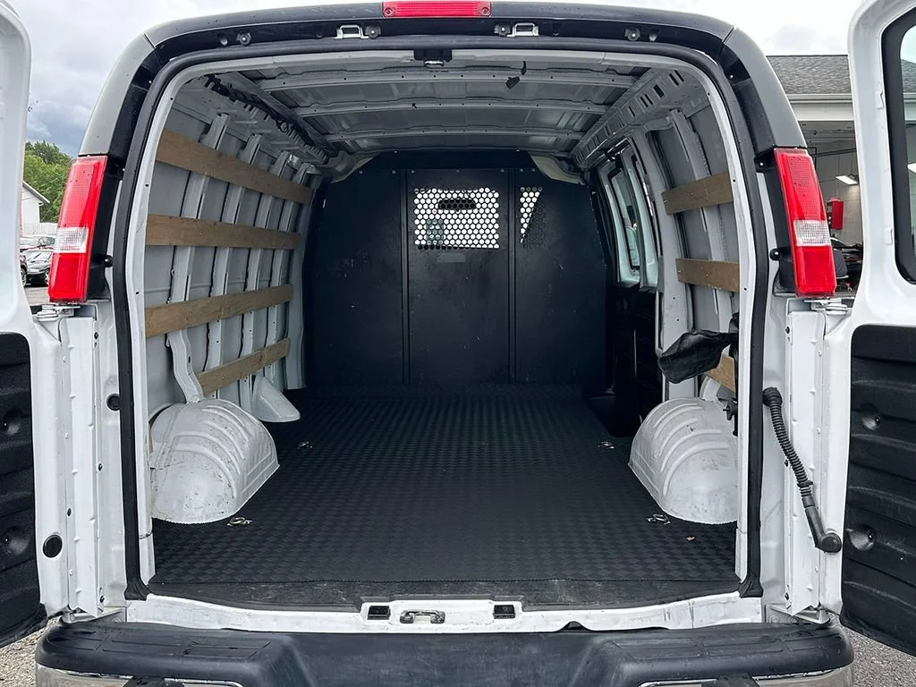 Used 2025 Summit White GMC Work Van image 17
