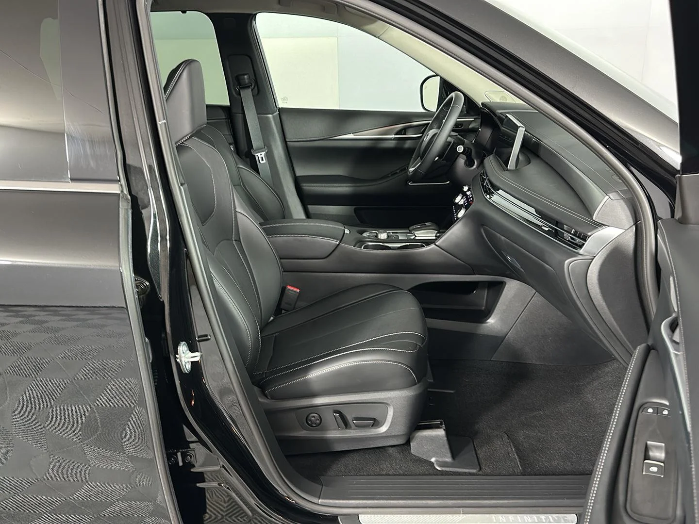 Used 2026 Mineral Black INFINITI LUXE image 33