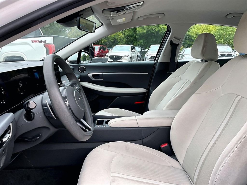 Used 2025 White Hyundai SEL image 4