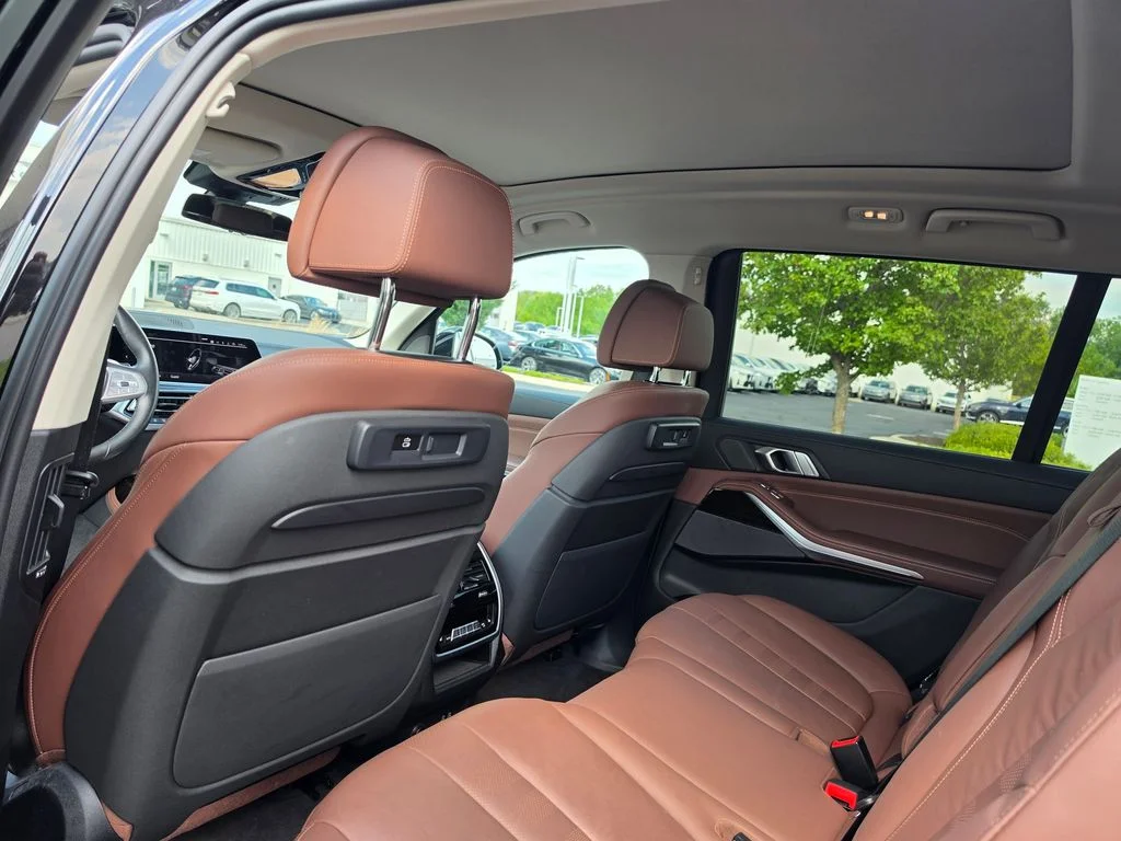 Used 2020 Black BMW xDrive40i image 10