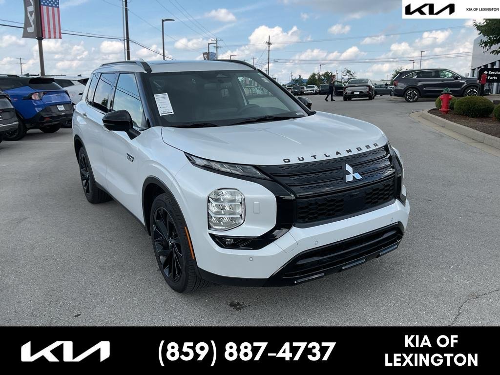 Used 2025 White Diamond Mitsubishi SEL Black Edition image 1