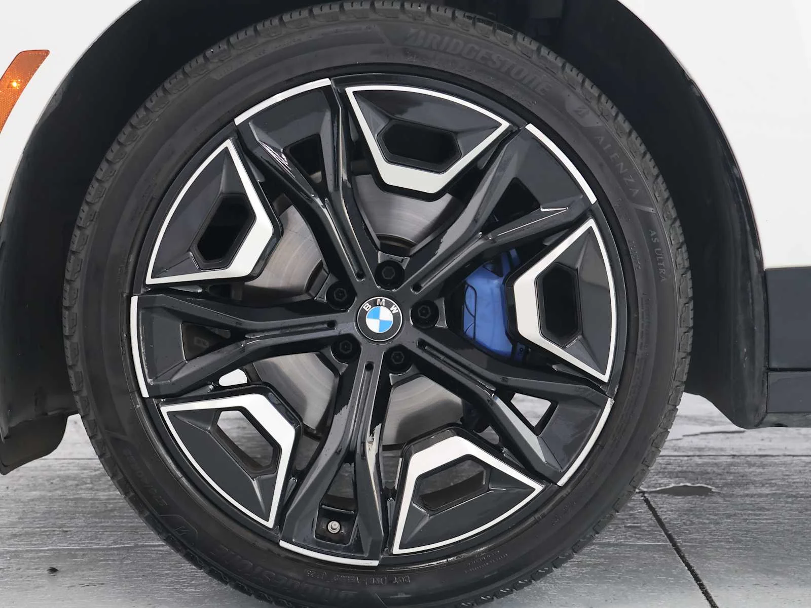Used 2024 Mineral White Metallic BMW xDrive50 image 11