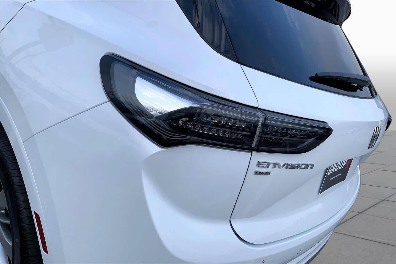 Used 2026 Iridescent White Tricoat Buick Avenir image 25