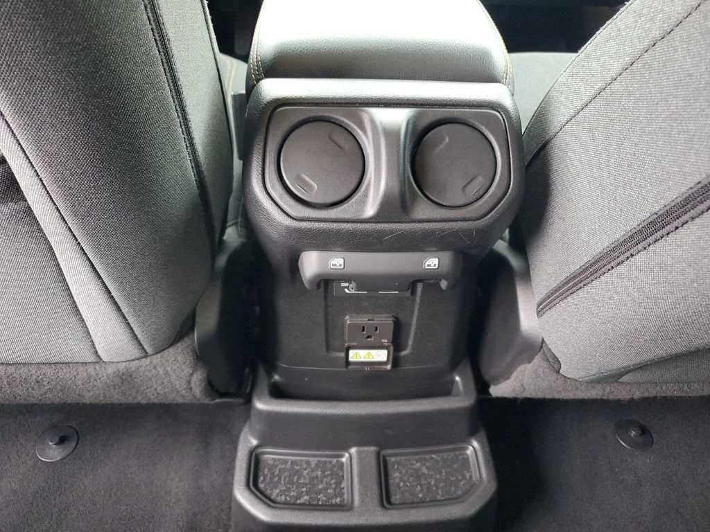 Used 2024  Jeep Sahara image 13