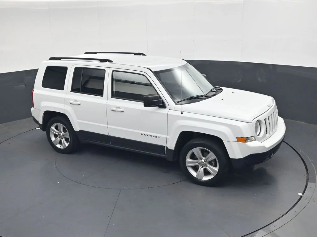 Used 2015 Bright White Clearcoat Jeep Latitude image 20