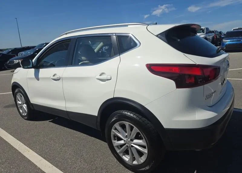 Used 2017 Glacier White Nissan SV image 4