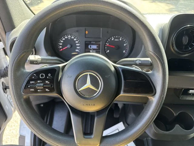 Used 2022  Mercedes-Benz Cargo 144 WB image 24
