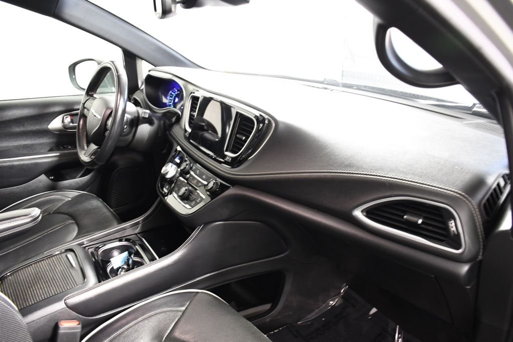 Used 2022 Ceramic Gray Clearcoat Chrysler Limited image 19