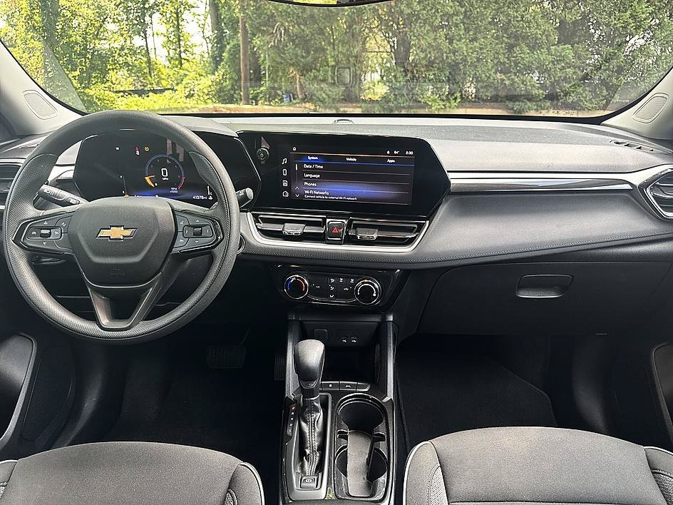 Used 2025 Summit White Chevrolet LT image 9