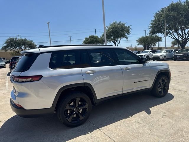 Used 2023 Silver Jeep Altitude image 13