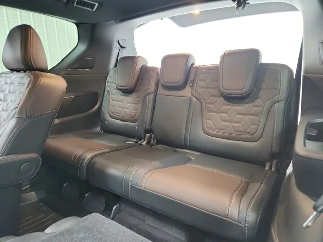 Used 2025 White Nissan Platinum Reserve image 36