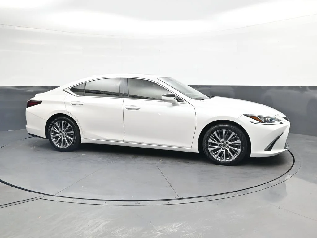 Used 2021 White Lexus 350 image 4