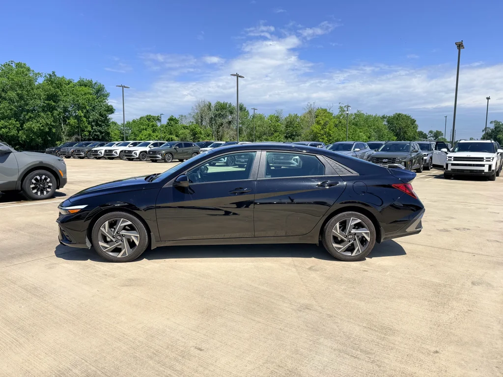 Used 2025 Abyss Black Hyundai SEL Sport image 31