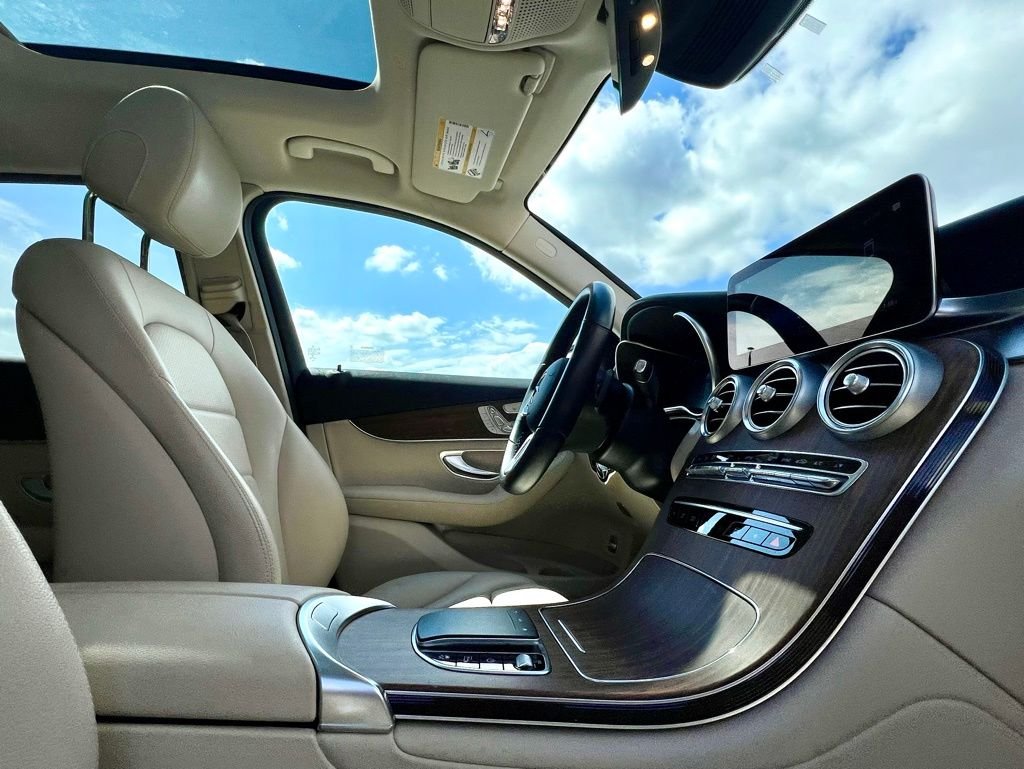 Certified Used 2022  Mercedes-Benz GLC 300 image 16