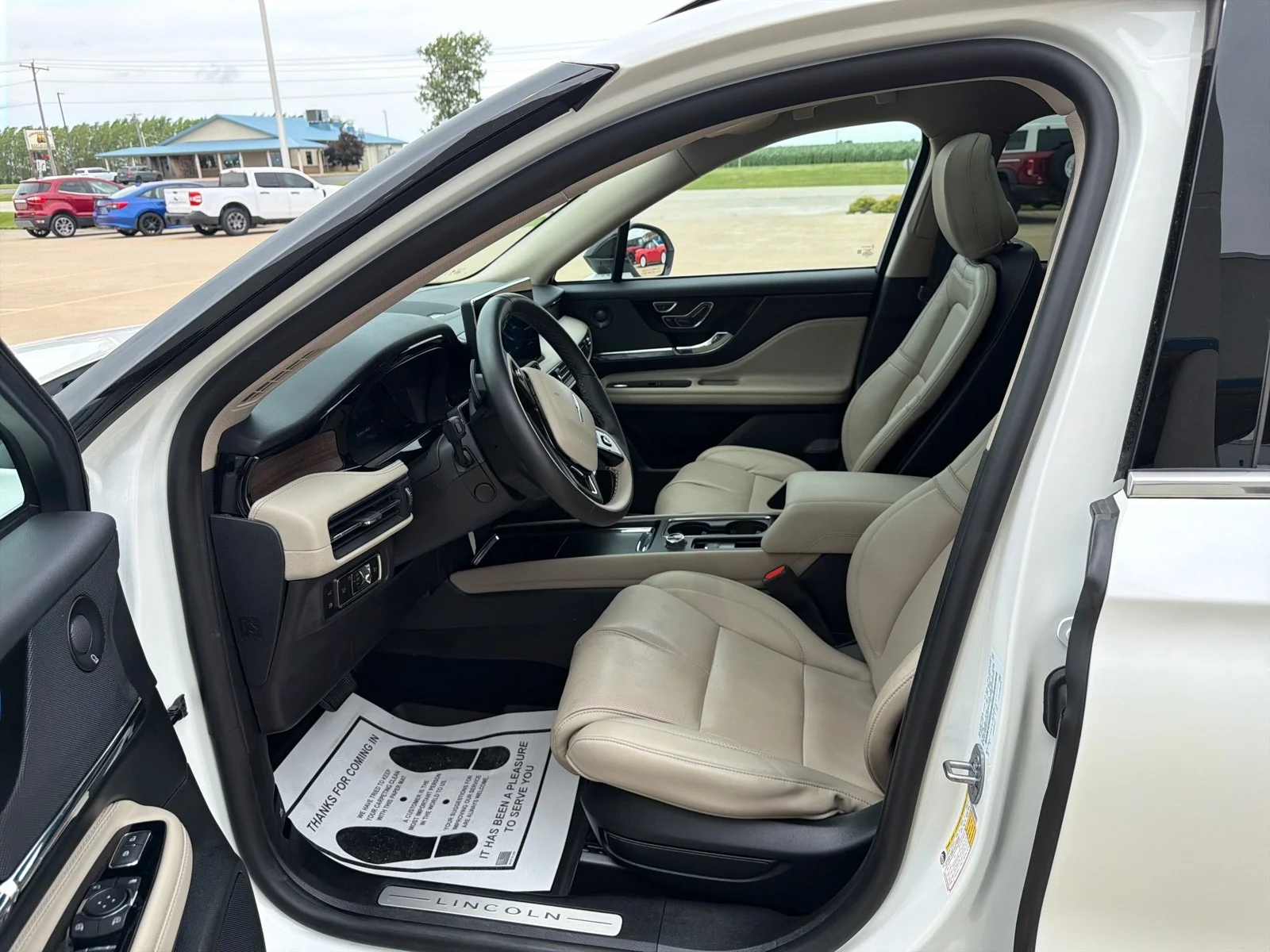 Used 2025 Pristine White Lincoln Grand Touring image 16