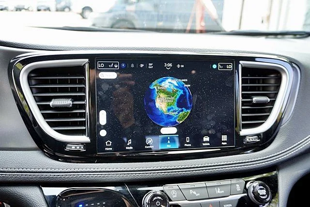 New 2026 Diamond Black Crystal Pearl-Coat Exterior Paint Chrysler Select image 30