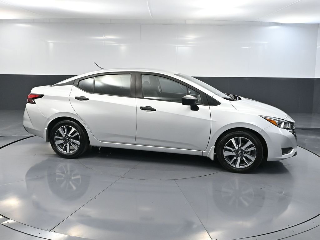 2024 Nissan Versa 1.6 S photo 3