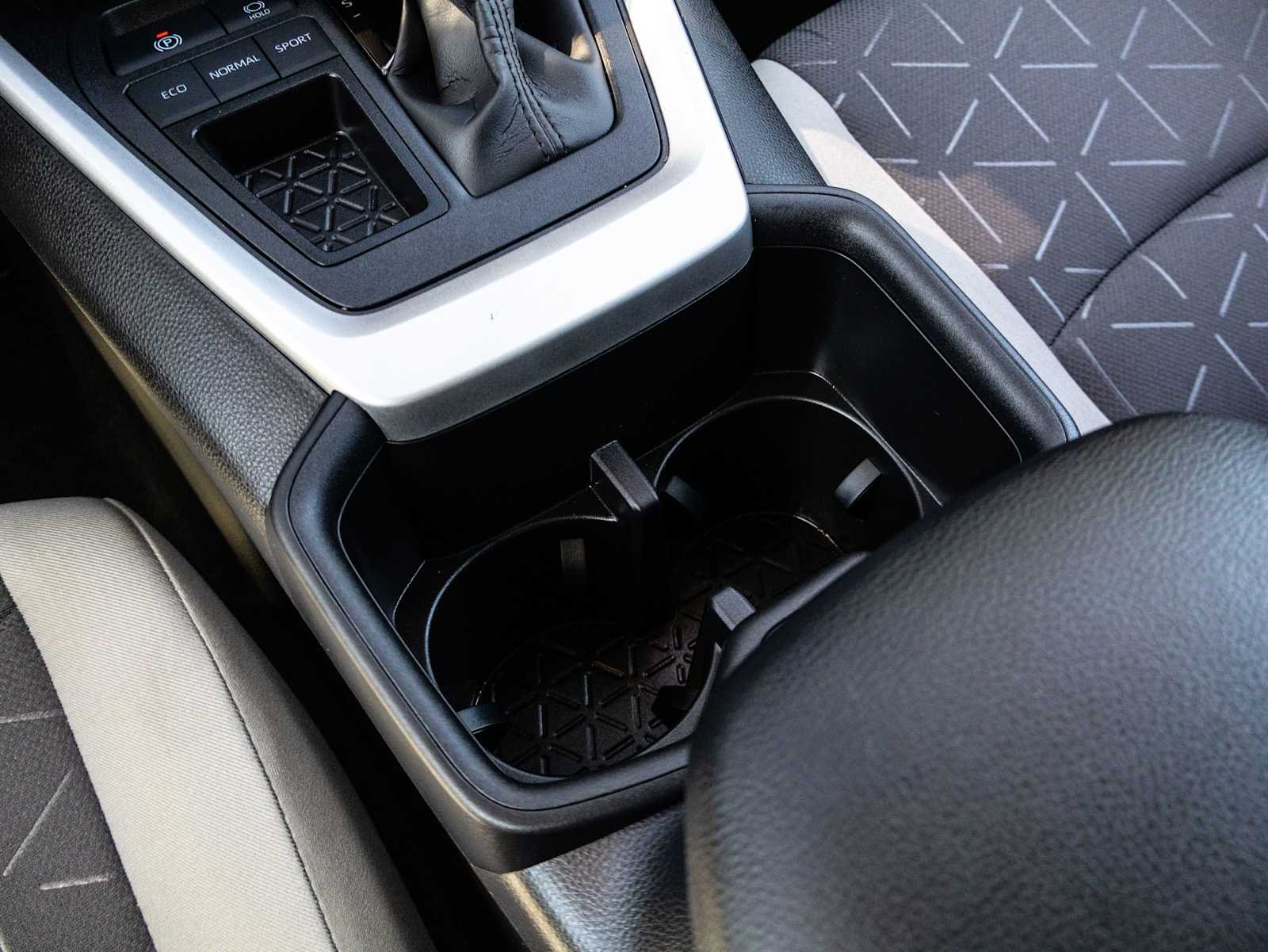2025 Toyota RAV4 XLE - Photo 22