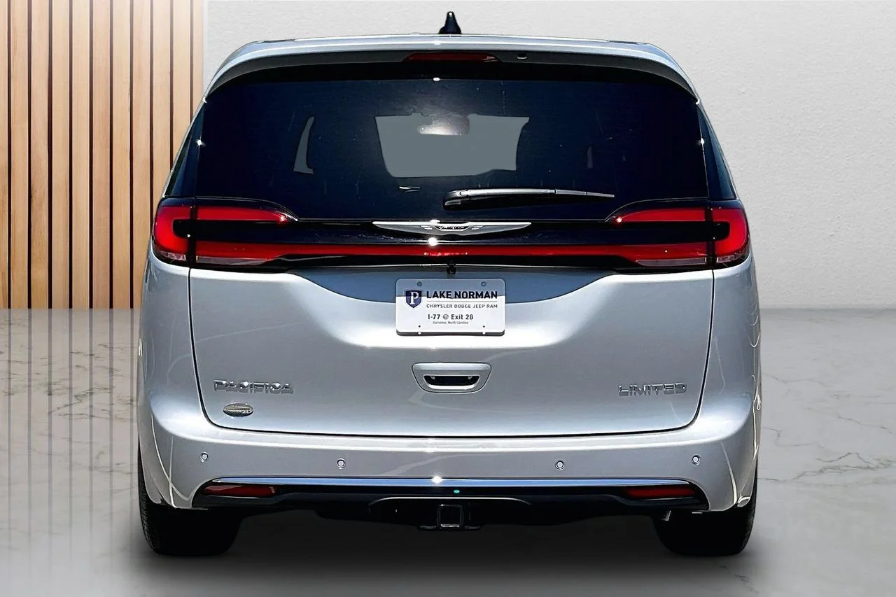 New 2026 Silver Mist Clear-Coat Exterior Paint Chrysler Limited image 8