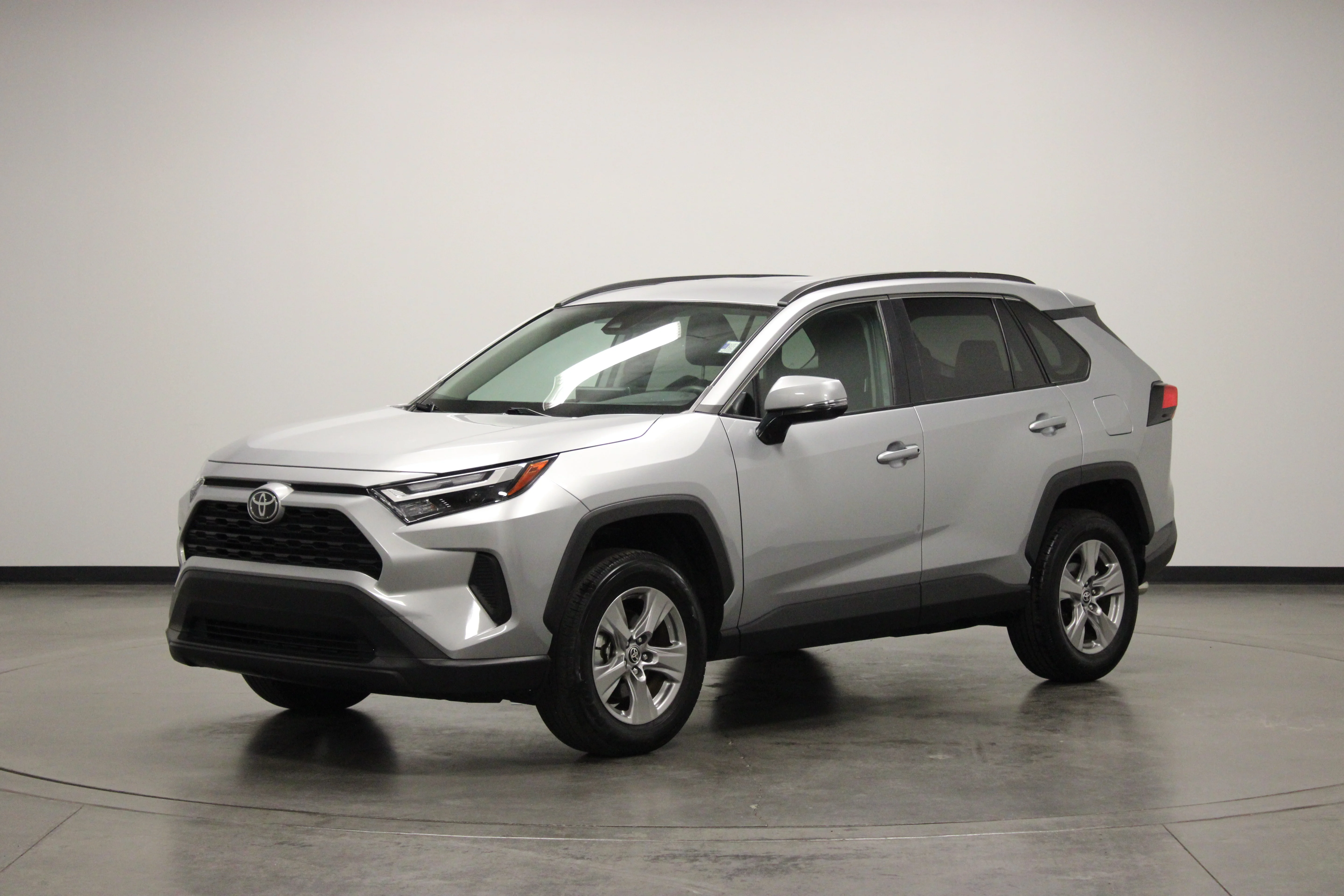 Used 2025 Silver Sky Metallic Toyota XLE image 4