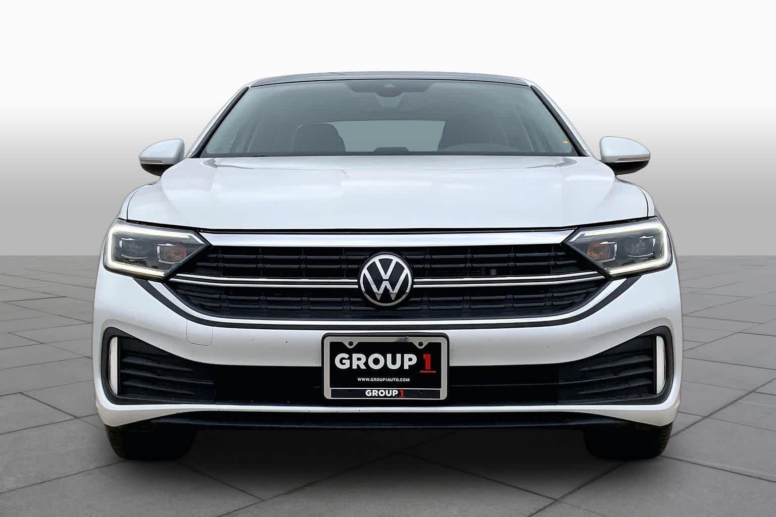 Used 2024 OPAL WHITE PEARL EFFECT Volkswagen SEL image 4